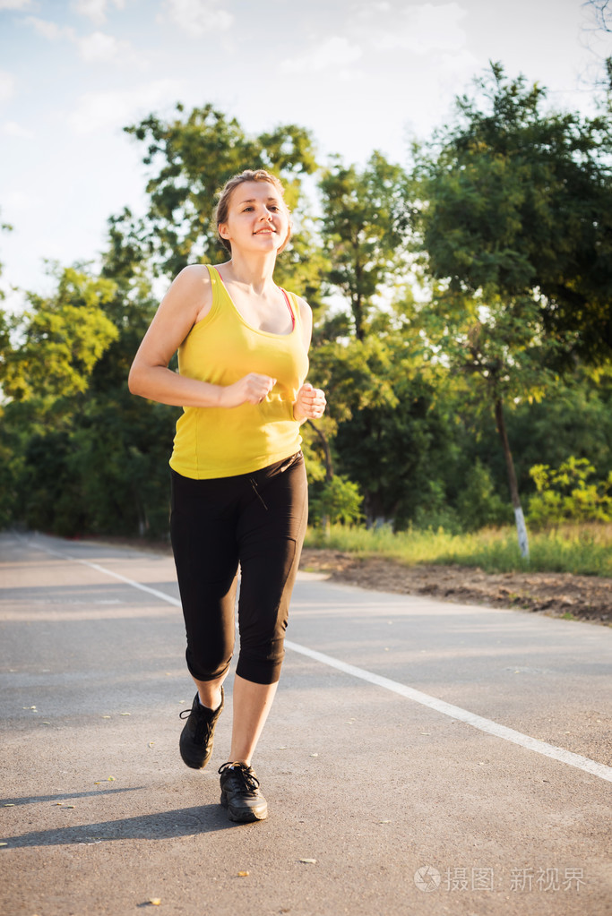 运行的女人女赛跑者在日出期间慢跑