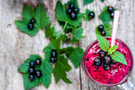 健康的果汁从水果和酸奶。黑醋栗维生素饮料，夏天甜品概念的混合莓果