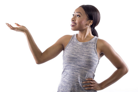 黑人女性穿着运动服装的白色背景作为健身教练显示广告手势