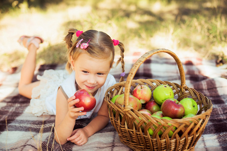 苹果在公园里的小女孩