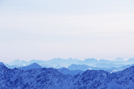 在冬天，阿尔卑斯山，奥地利山脉的山峰