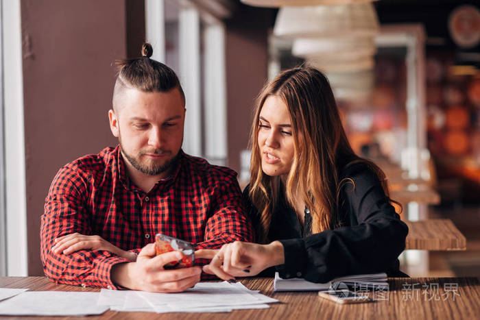男人和女人一起坐在咖啡馆, 商务午餐刹车照片-正版商用图片0n8451-摄