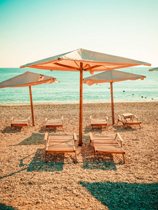 遮阳伞和沙滩床