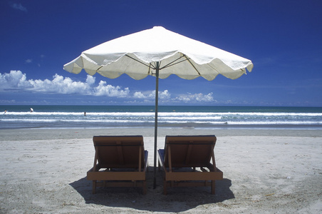 椅子和上海滩伞