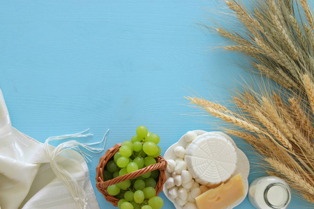 乳制品和水果。犹太节日五旬节的象征
