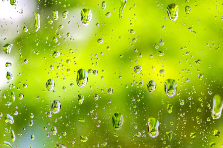 雨后的透明玻璃窗口上的雨滴