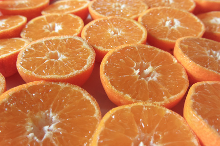 橙色切橘子在桌子上作为背景