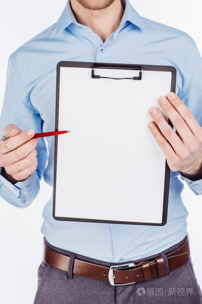 大胡子的男子手持文档文件夹