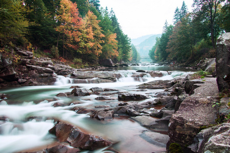 秋河山景瀑布与桥乌克兰，Jaremcha