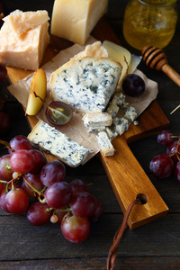 新鲜的葡萄和蓝纹奶酪