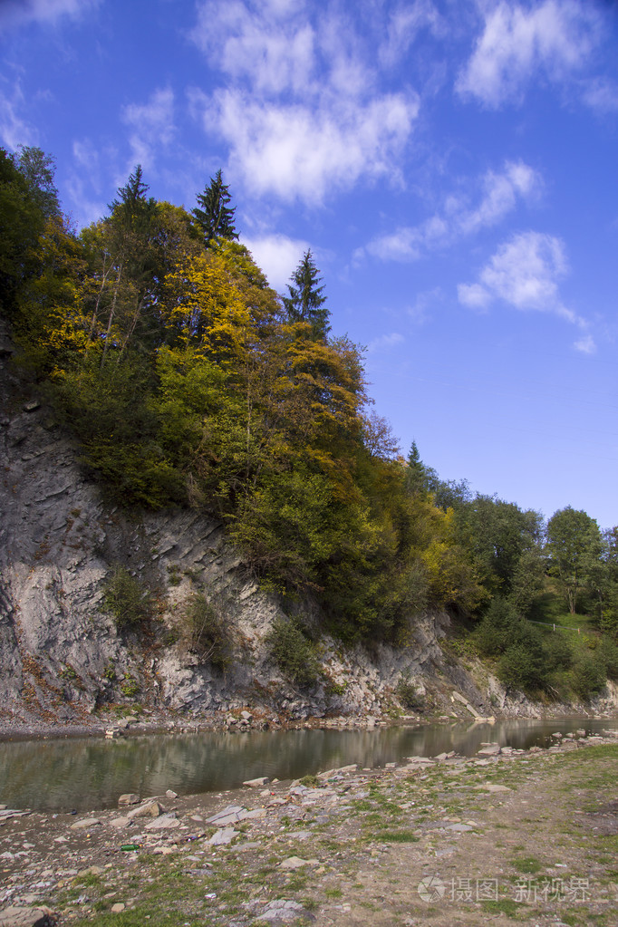 秋河山景瀑布与桥乌克兰,jaremcha