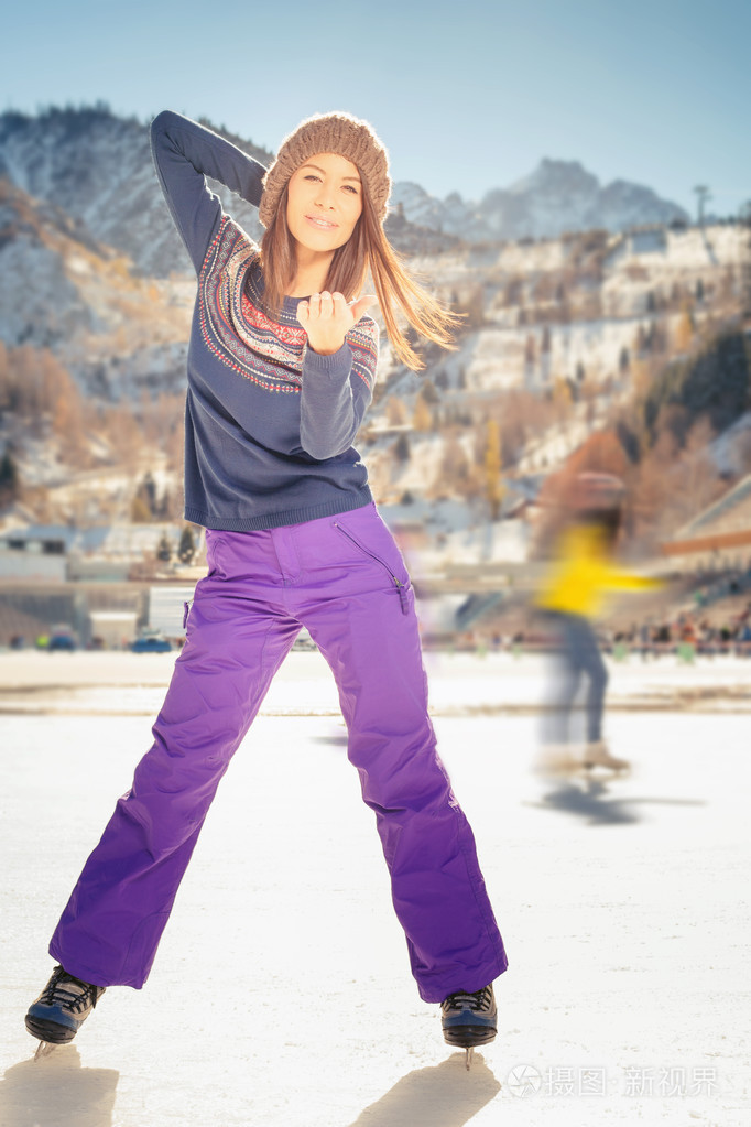 漂亮的亚洲女孩滑冰户外在溜冰场