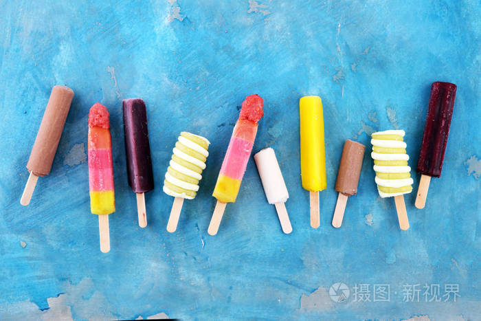 彩色冰棒或香草冷冻酸奶或软冰淇淋