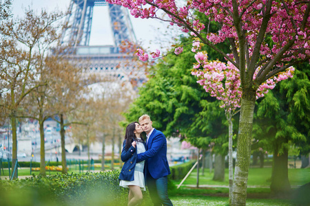 在巴黎埃菲尔铁塔附近的浪漫情侣