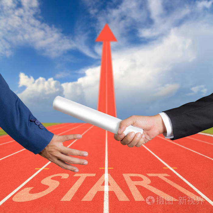 裁剪的手中传递接力棒的商人