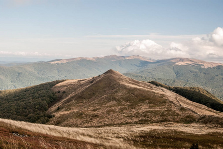 秋天 Polonina Carynska 与 Bukowe Berdo, Krzemien, Tarnica 和 Szeroki