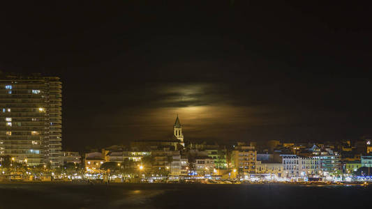 在西班牙的一个地中海小镇帕拉莫斯的夜景