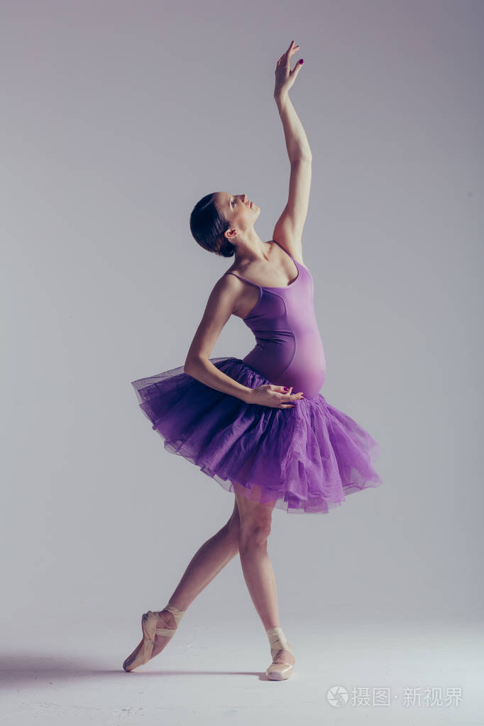 年轻漂亮的芭蕾舞演员在画室里摆姿势