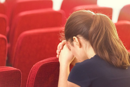 年轻女子坐在和祈祷