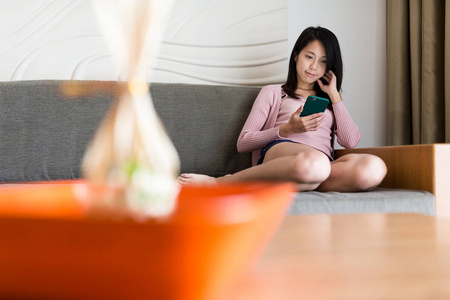 女人在家里使用手机