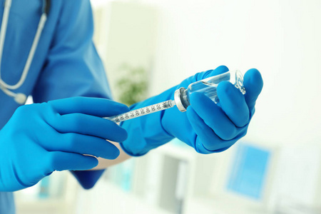 护士用注射器和药照片