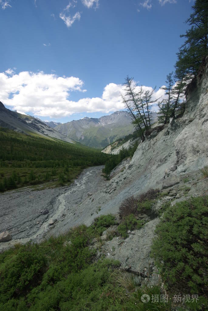 高地, 山峰, 峡谷和山谷.山坡上的石头