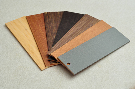 木材颜色指南一种不同颜色的木制百叶窗色板照片