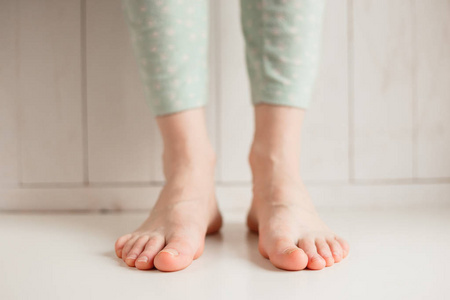 光着脚丫的厌倦了不舒服的鞋子,一个女孩特写照片