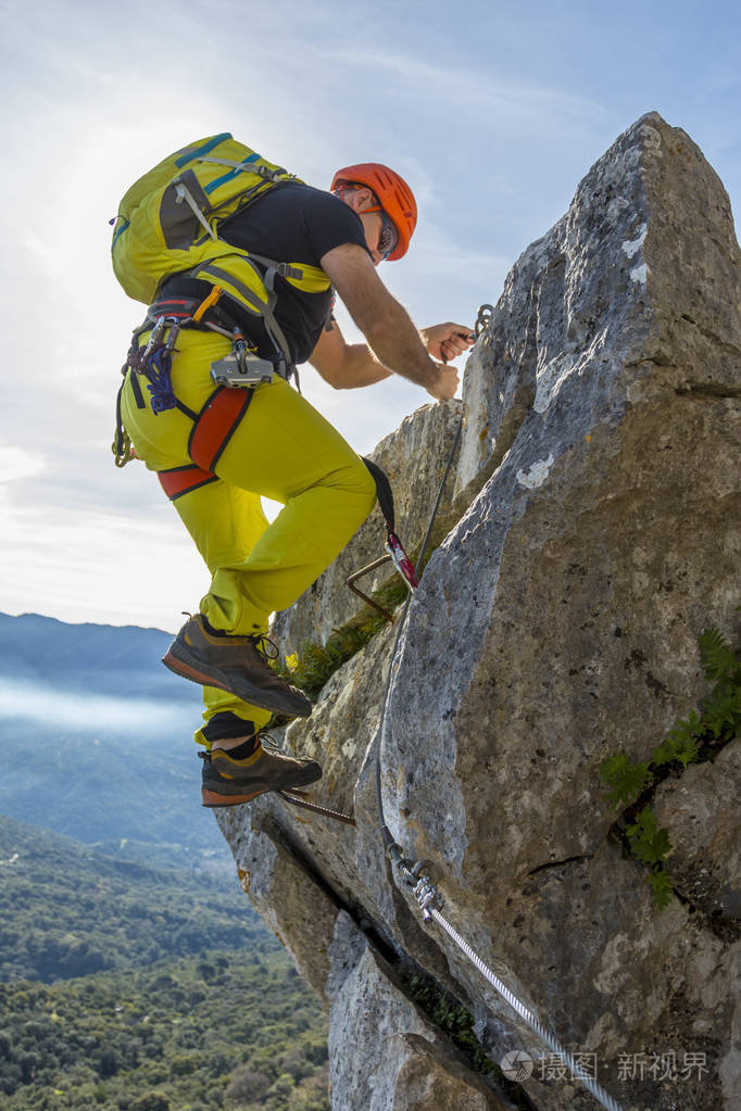 男子攀爬通过ferrata