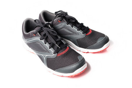 新的无品牌跑鞋颜色黑色和红色运动鞋