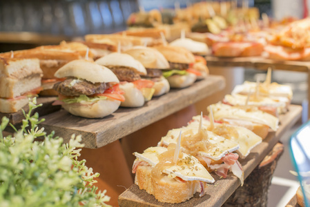 西班牙混合 pintxos 毕尔巴鄂,西班牙巴斯克美食小吃照片