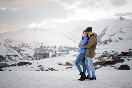 情侣们在雪山的背景下互相拥抱