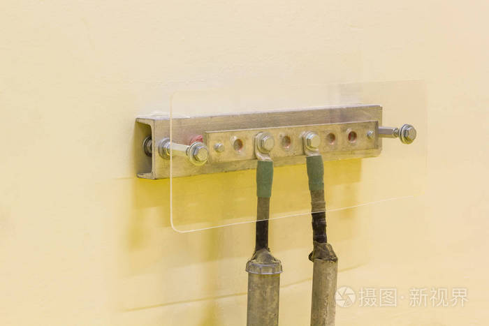 接地电缆连接到墙上的端子板, 用于电气高压系统