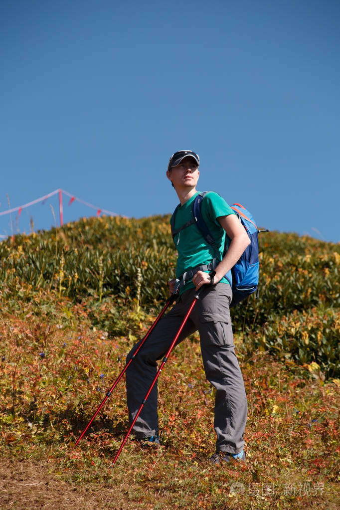 带手杖的男性游客形象照片-正版商用图片0n8ls7-摄图新视界