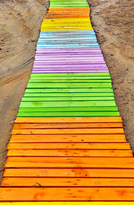 沙子上的彩色木浮桥