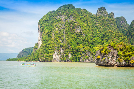 在泰国，普吉岛上景观的岩石和海
