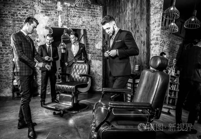年轻的优雅积极男士理发店的内部构成的组黑白照片