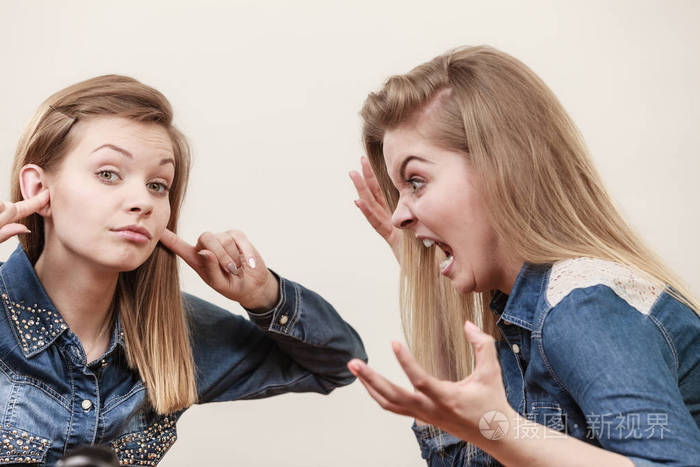 有争论的两个女人