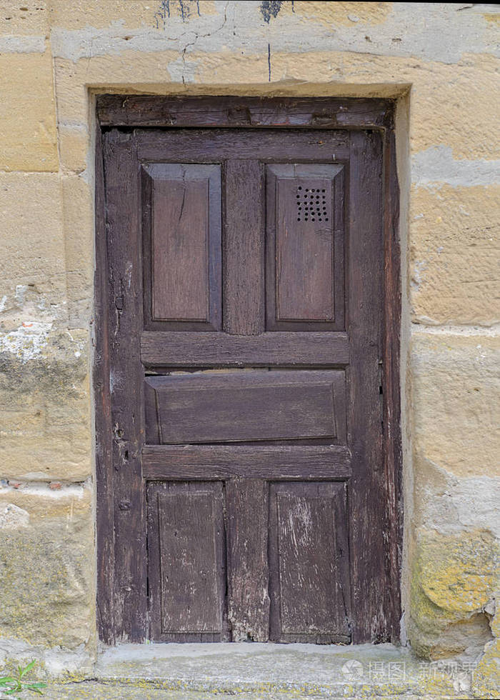 古代木门在石墙上