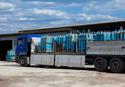 气瓶运输用卡车.汽车向城市的商店,餐馆和居民提供煤气.