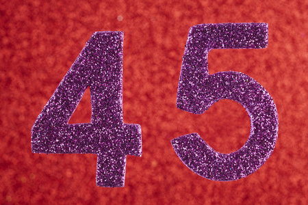 四十五岁的人数在红色背景的紫色。Anniversar