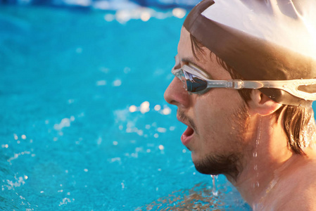 男子游泳运动员头图片