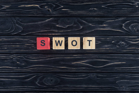 从木块上看黑木桌上的词 swot