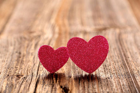 情人节卡片与木制背景上的两颗心