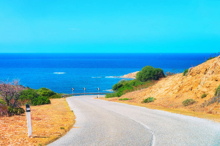 沿地中海的道路在 buggerru carbonia 撒丁岛照片