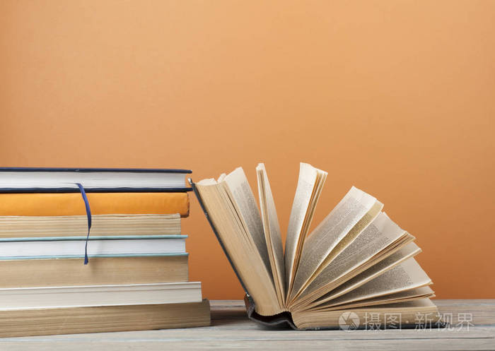 翻开书, 精装书在木桌上.教育背景.回到学校文本的复制空间