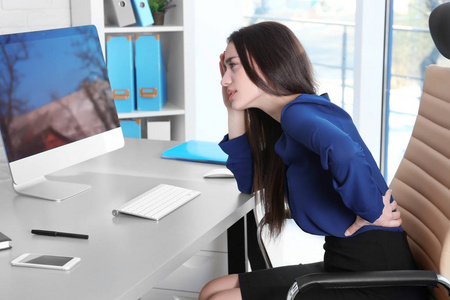 年轻女子患有腰痛患有腰痛的女人患有腰痛的人腰疼背部的年轻人,肌肉