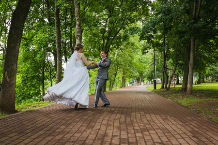 新娘和新郎漫步在夏日公园