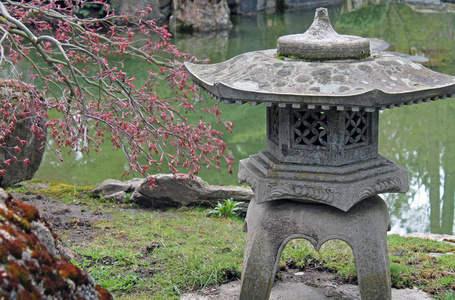 日式灯笼石塔图片