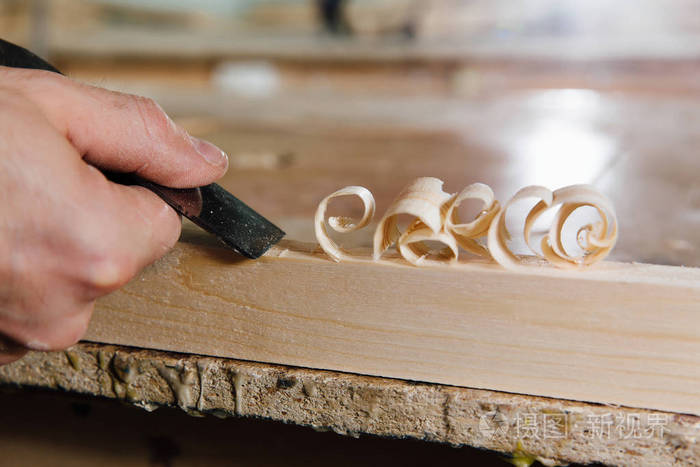 特写木匠手对待树, 切开刨花